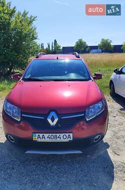 Хетчбек Renault Sandero 2013 в 